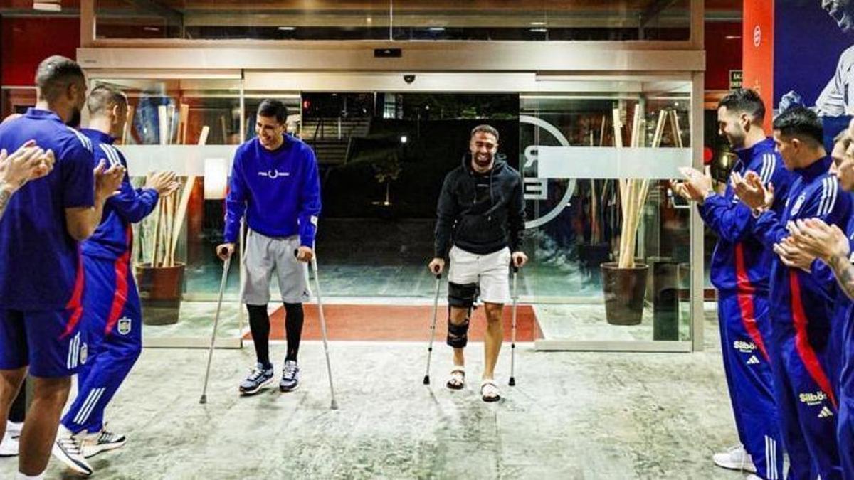 Rodri Hernández y Dani Carvajal visitan a sus compañeros en la selección española en muletas debido a las lesiones que sufrieron.