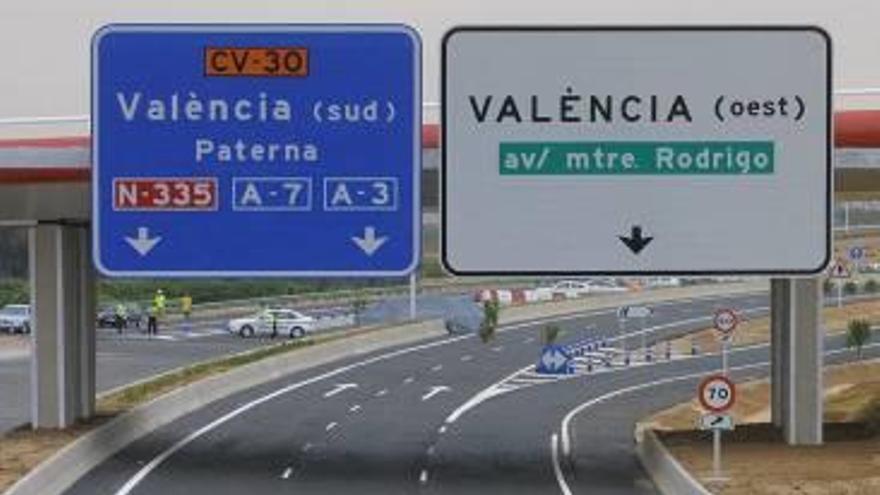 SOLUCIONES La interconexión entre la V-30 y la CV-30 representa uno de los retos más complejos de la prevista remodelación de las autovías que limitan ambos lados del nuevo cauce del Turia, heredero de la «Solución Sur» adoptada tras la gran riada del Turia de 1957. A la dificultad de incorporar y dar salida a todos los flujos de tráfico se une la necesidad de construir un nuevo puente que puede afectar a la capacidad del cauce.