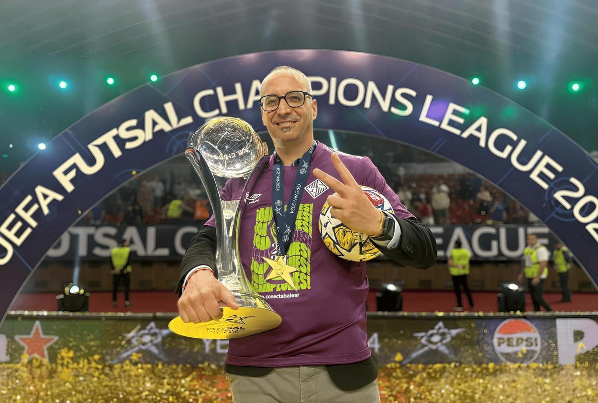 Antonio Vadillo posa con la Champions ganada en Ereván.