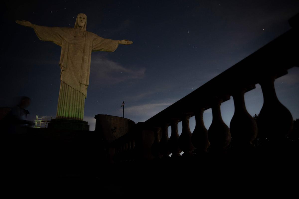 Fotogalería: la estatua del Cristo Redentor de Río de Janeiro, a oscuras en solidaridad con Vinícius