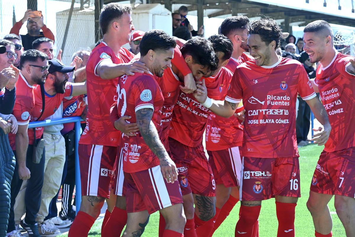 Los jugadores de la Minera celebran el gol de Álex Macías