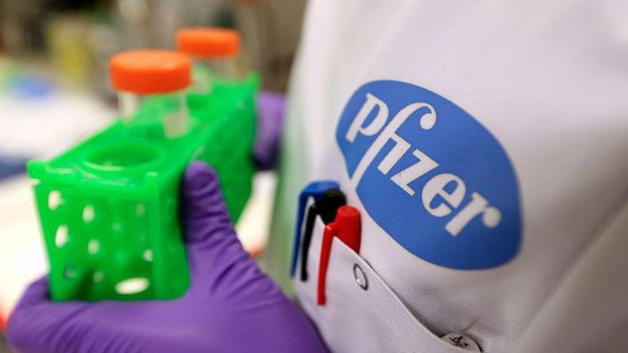 Sanidad pide a las autonomías colaboración para aplicar la pauta de Astrazéneca combinado con Pfizer a menores de 60 años