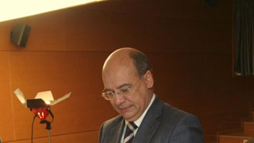Duque arrasa y repite como rector de la Universidad de Extremadura
