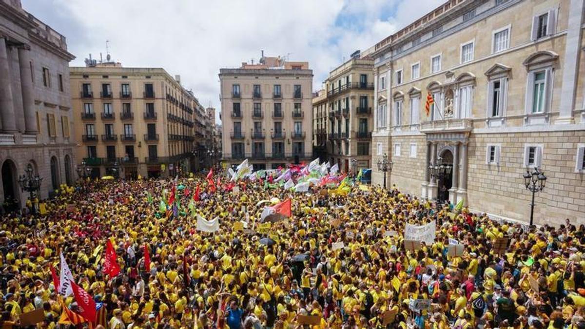 La plaça Sant Jaume de Barcelona plena de docents, aquest migdia.