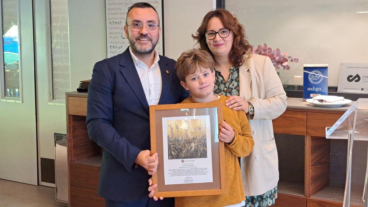 El alcalde de Vila-real, José Benlloch, ayer junto a Marina Martín y su hijo, Jesús Dueñas.