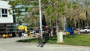 Terraza del bar Kibo de la calle Taulat acordonada por los Mossos