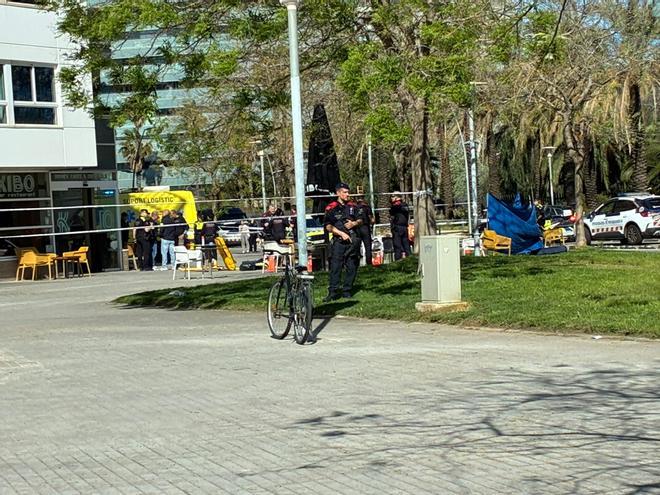 Terraza del bar Kibo de la calle Taulat acordonada por los Mossos