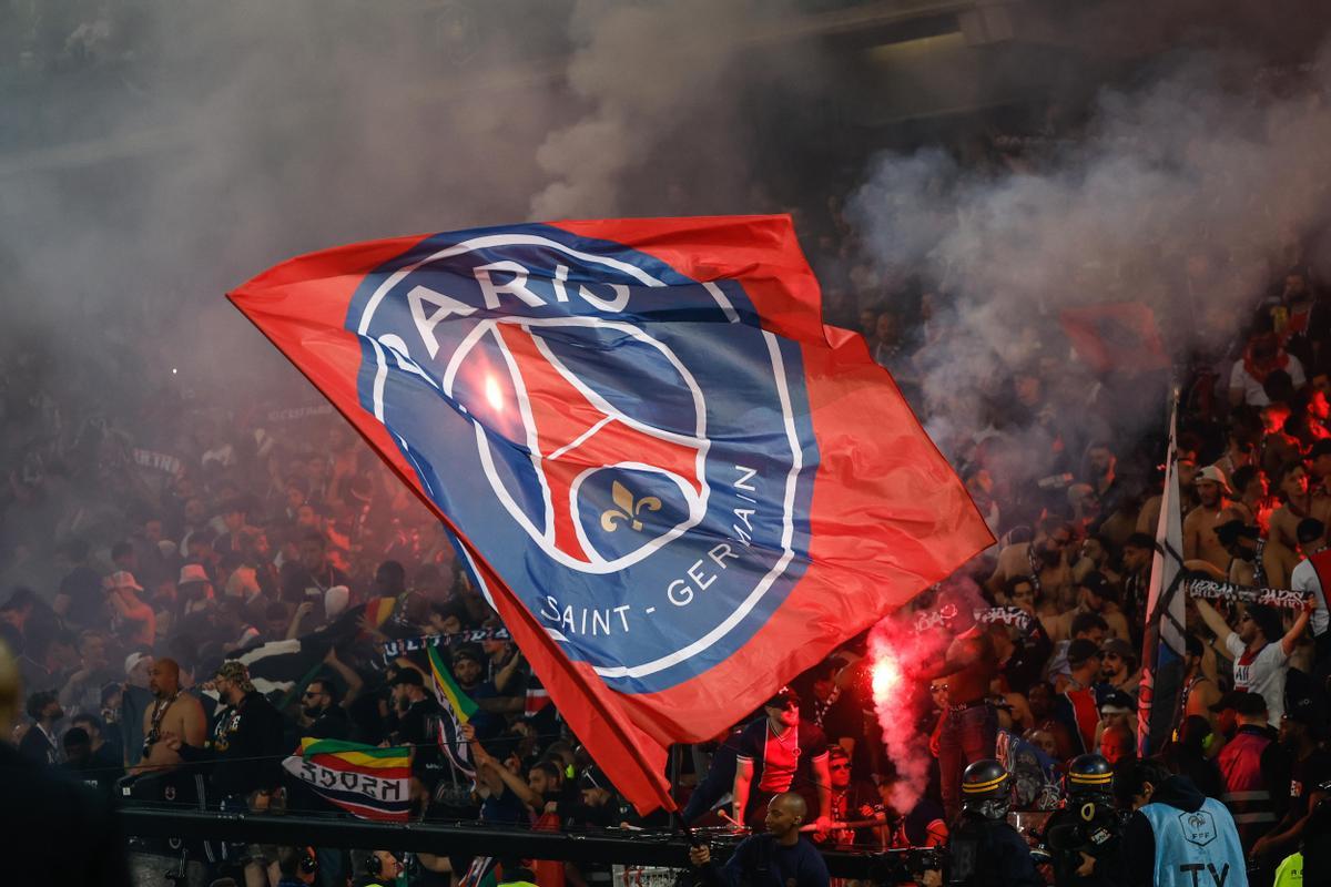 Lille (France), 25/05/2024.- PSG fans celebrate after the team won the Coupe de France Final match between Olympique Lyon and Paris Saint Germain in Lille, France, 25 May 2024. (Francia) EFE/EPA/MOHAMMED BADRA