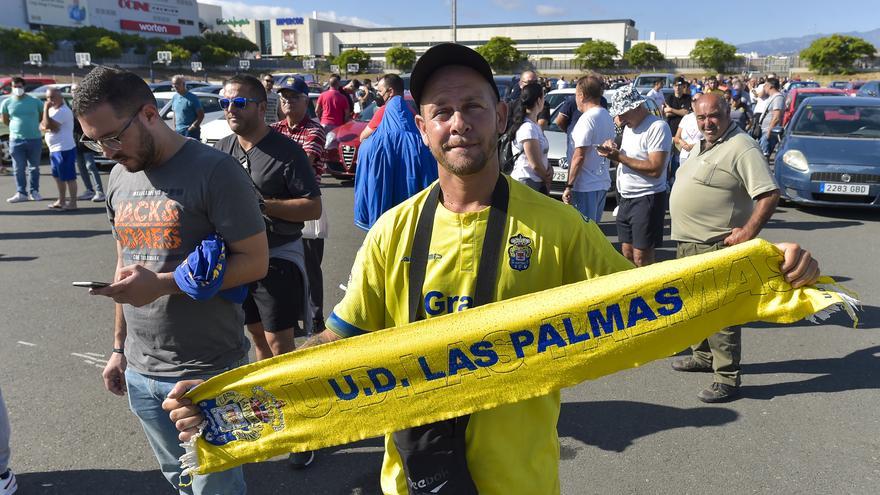 Colas para retirar las entradas de la UD Las Palmas - CD Tenerife de playoff