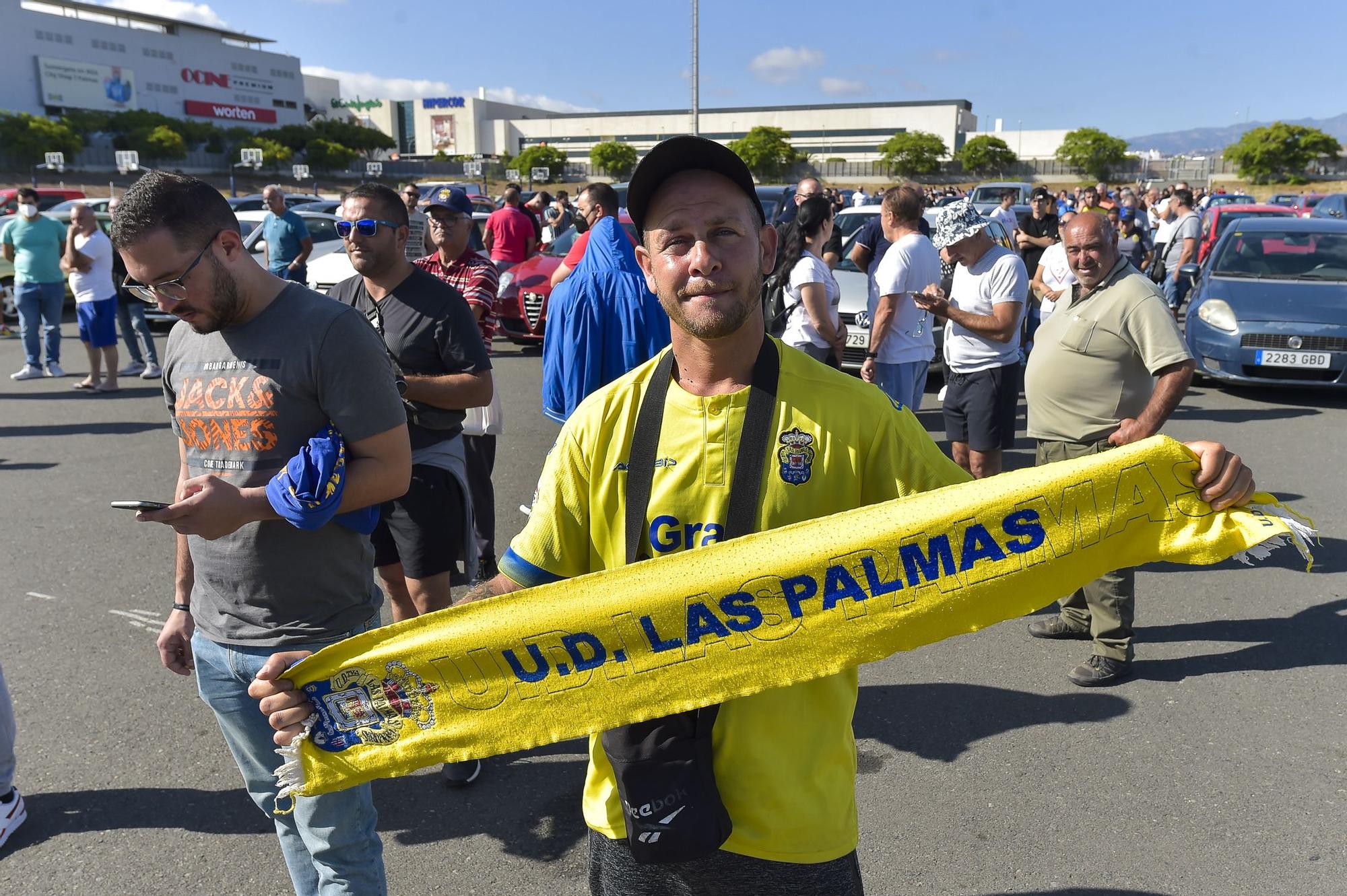 Colas para retirar las entradas de la UD Las Palmas - CD Tenerife de playoff