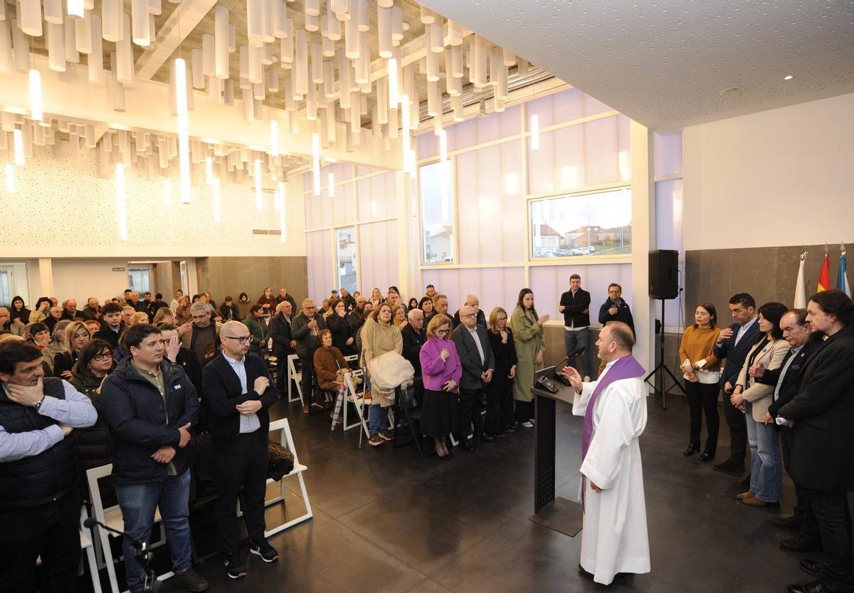 Bendición del párroco de Lalín, José Criado, en presencia de las autoridades. | BERNABÉ/JAVIER LALÍN