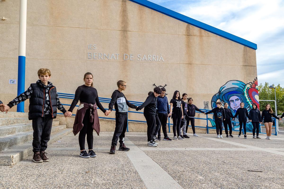 Alumnos de los institutos de Benidorm forman una "Cadena Humana" en la zona escolar del Salt de l'Aigua contra la violencia de género