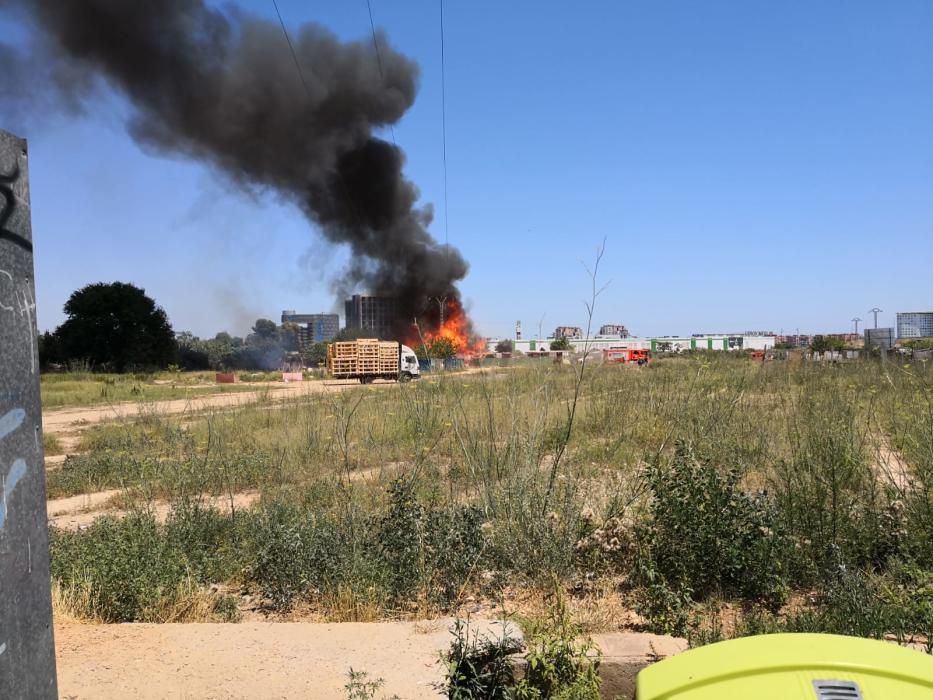 El descampado donde se ha declarado el fuego de Benimàmet.