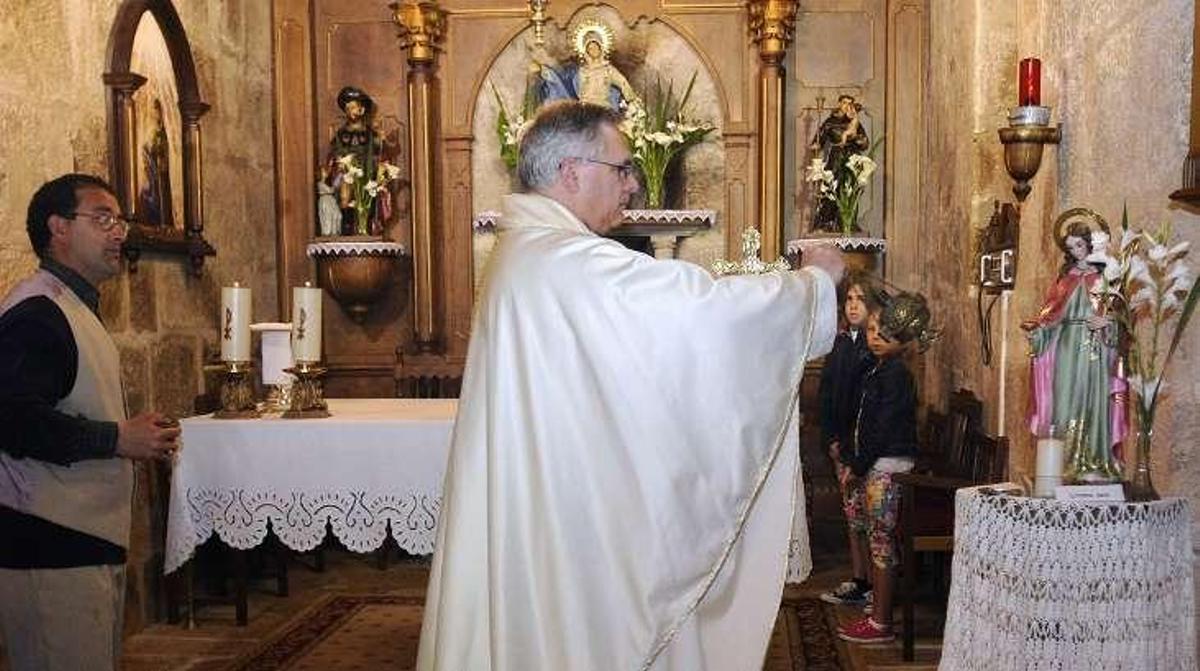 Nigoi bendice a Santa Lucía, elegida por los vecinos para que les proteja la vista
