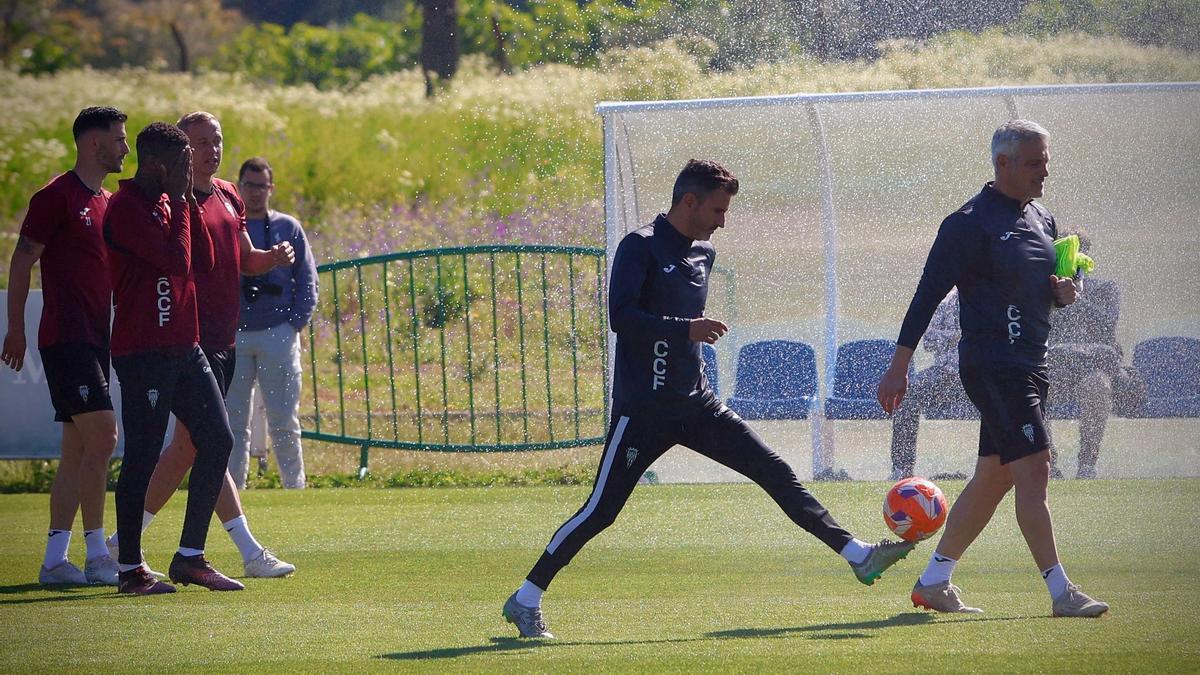 Iván Ania controla el esférico durante una sesión de esta semana.