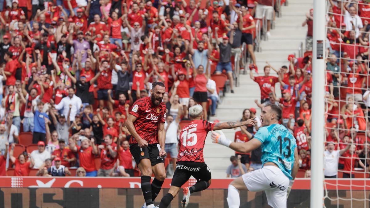 Maffeo celebra el gol junto a Muriqi.