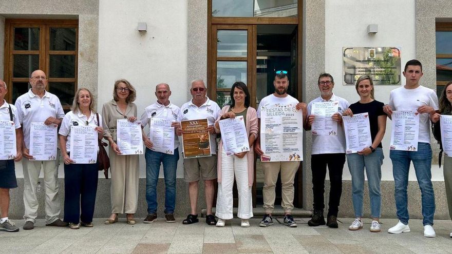 Membros da comisión de festas e do Lacón presentaron o cartel xunto á alcaldesa e varios concelleiros.