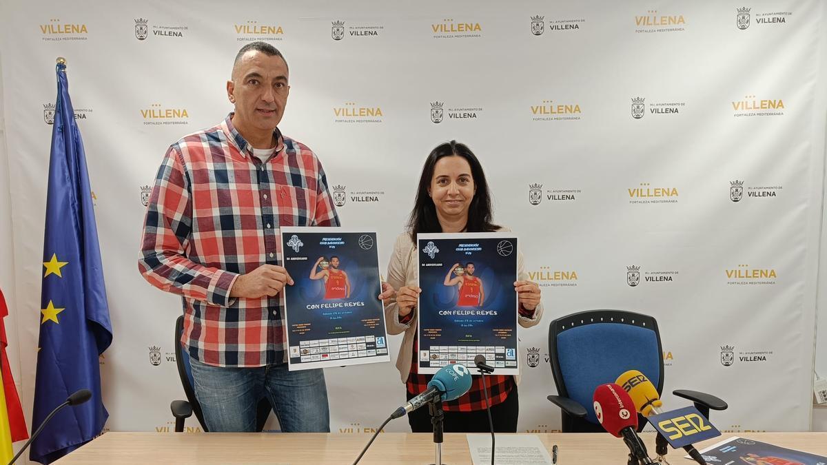 La concejala de Deportes, Maite Gandía, ha presentado hoy, junto al presidente del Club de Baloncesto V-74, Pepe Vilches los actos programados para conmemorar el 50 aniversario del club.