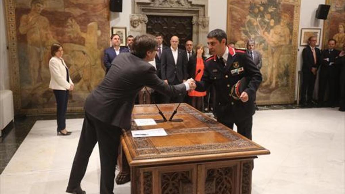 El 'president' de la Generalitat, Carles Puigdemont (izquierda), y el nuevo 'major', Josep Lluís Trapero, ayer.