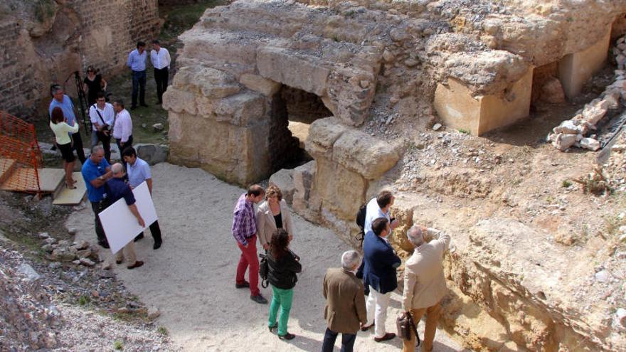 López con varios ediles, técnicos y arqueólogos durante su última visita al Anfiteatro romano de Cartagena .