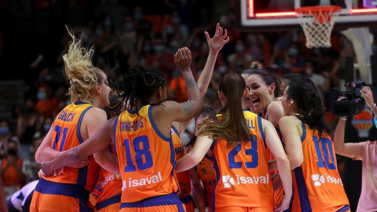 Euforia de las jugadoras del Valencia Basket en la celebración