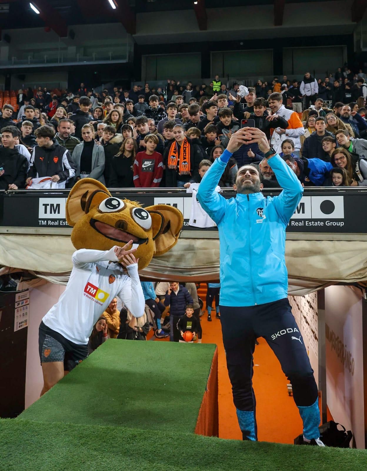 La afición se vuelca con el Valencia CF en el entrenamiento de Mestalla