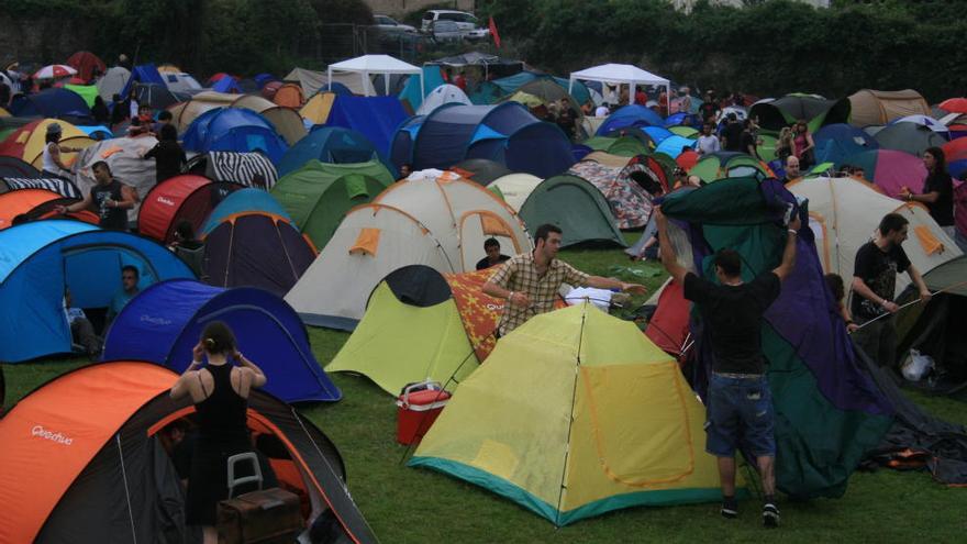 Acampada en una edición del &quot;Derrame Rock&quot; celebrada en Agones (Pravia)