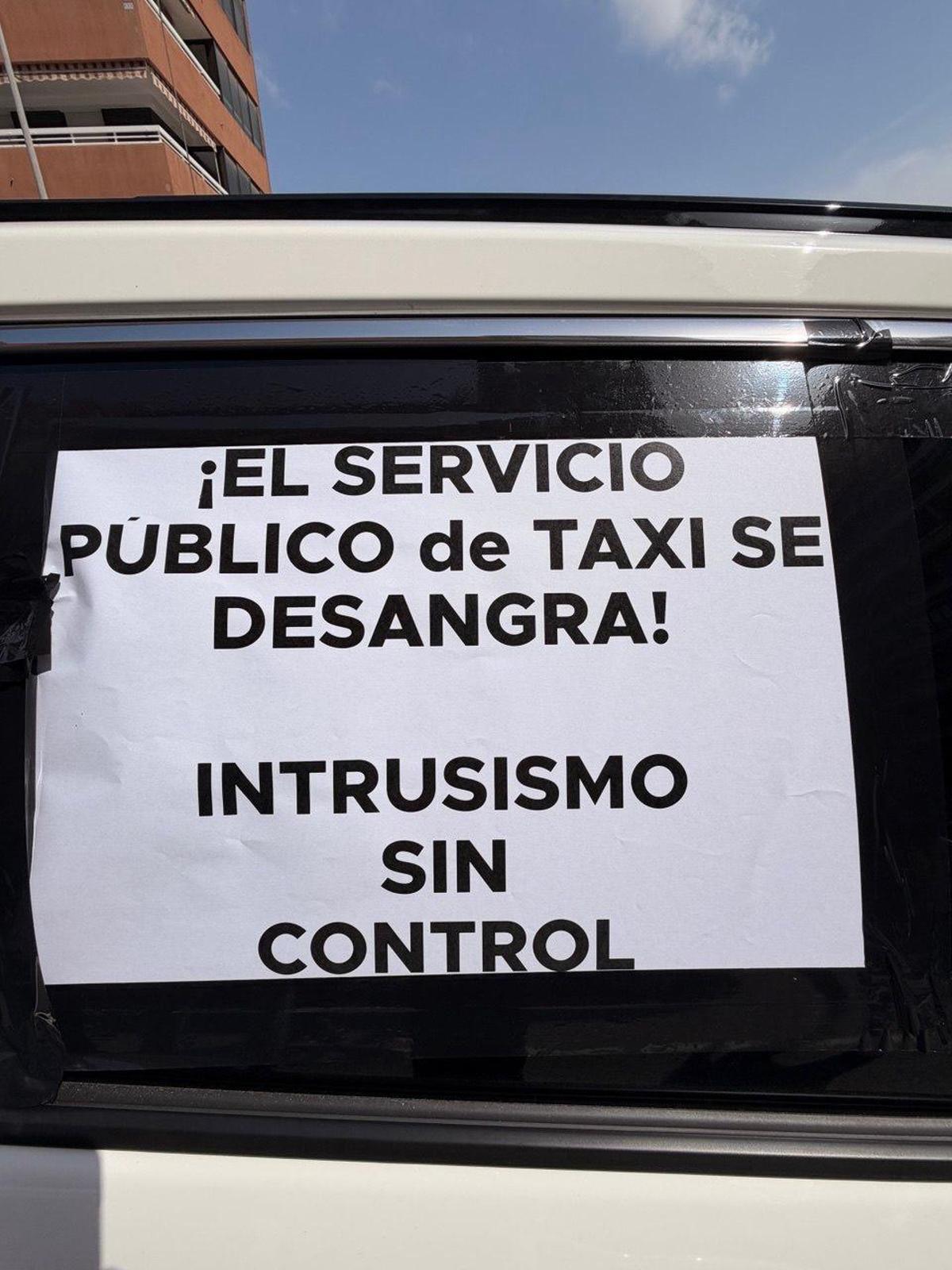 Un cartel en una de las ventanillas de un taxi.
