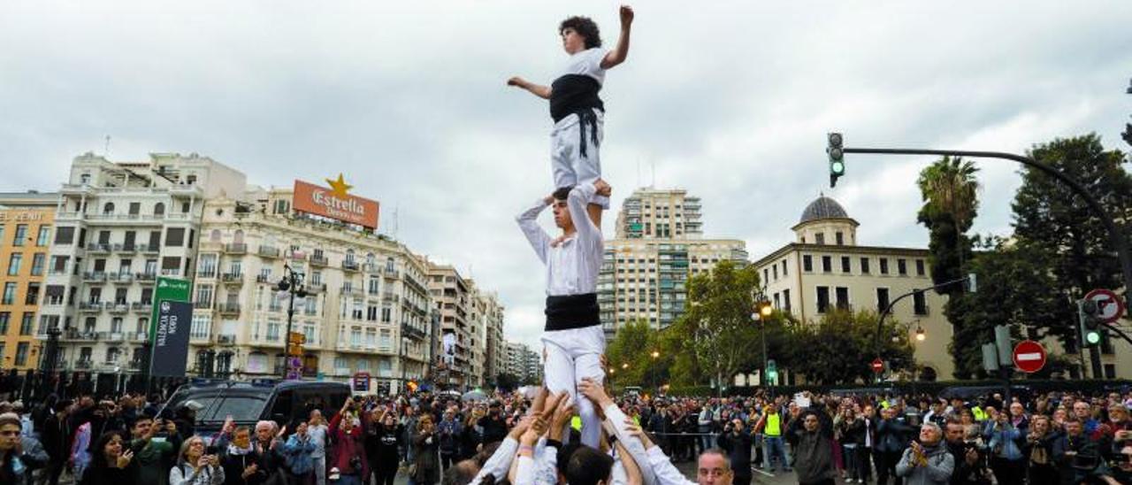 Una muixeranga durante la manifestación 
vespertina del 9 d’Octubre
en 2018. GERMÁN CABALLERO