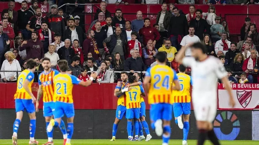 Resumen, goles y highlights del Sevilla FC 0 - 2 Valencia CF de la jornada 29 de LaLiga EA Sports