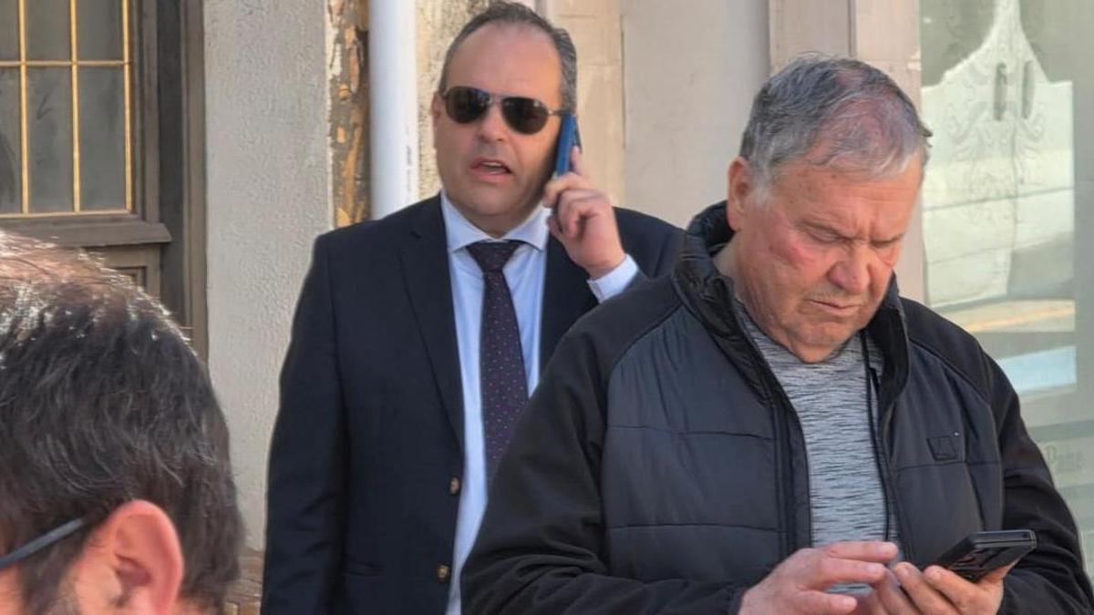 Carlos Baño con gafas de sol y hablando por el móvil, hoy, en Dénia