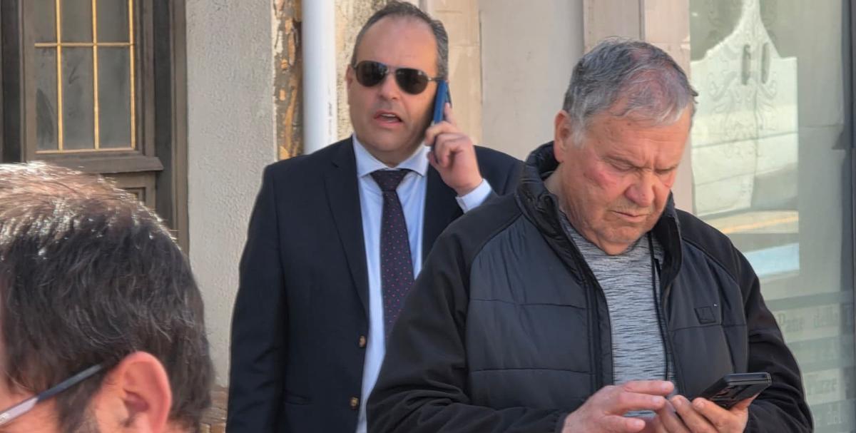 Carlos Baño con gafas de sol y hablando por el móvil, hoy, en Dénia