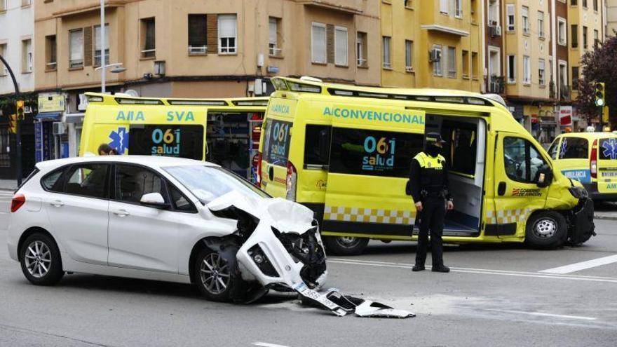 Un turismo colisiona con una ambulancia en la avenida Goya esquina con Cortes de Aragón