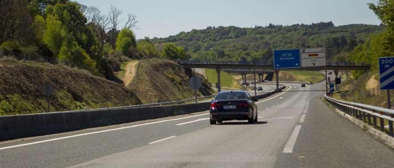 La gravilla se desprende del carril derecho, que podría haber sido objeto de obras. // Bernabé/Ana Agra