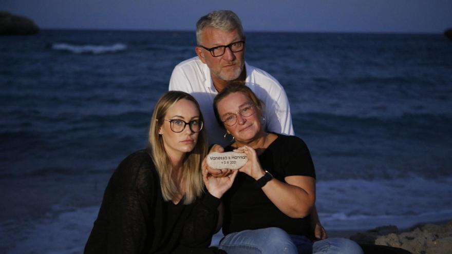 Anja Paeschke (re.), Mutter der tödlich verunglückten Schwestern, ihr Mann Matthias Paeschke und Johanna Frielingsdorf am Strand von Cala Mandia.