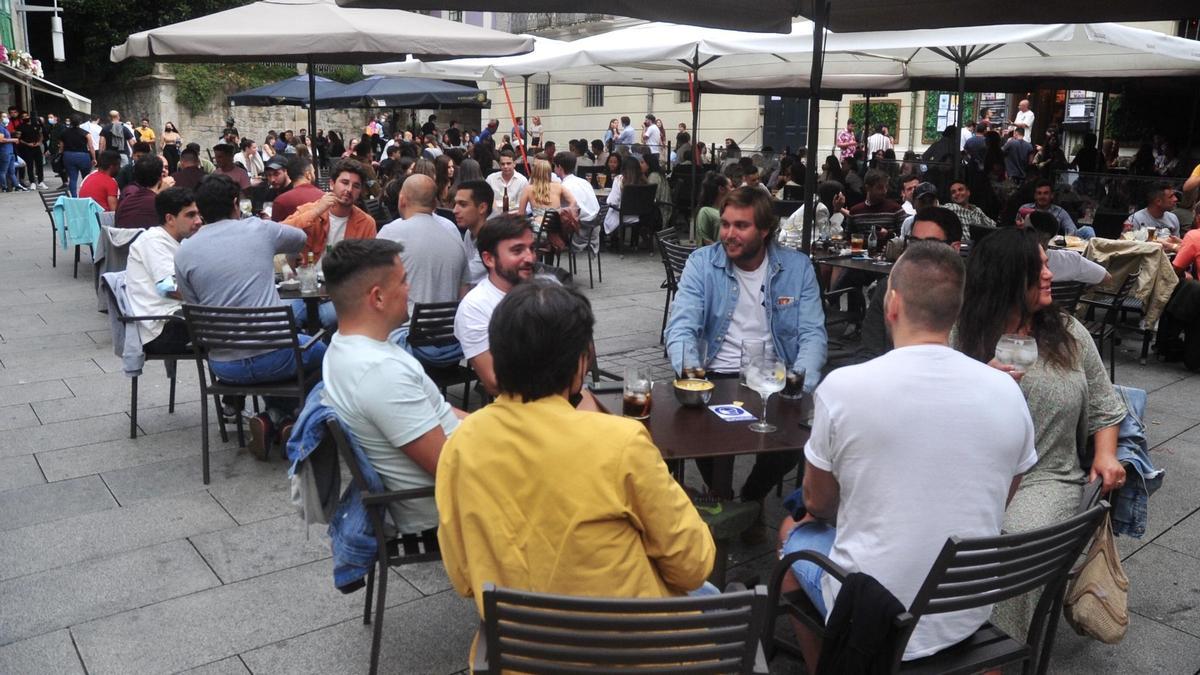 Veladores de hostelería en una plaza de Pontevedra.