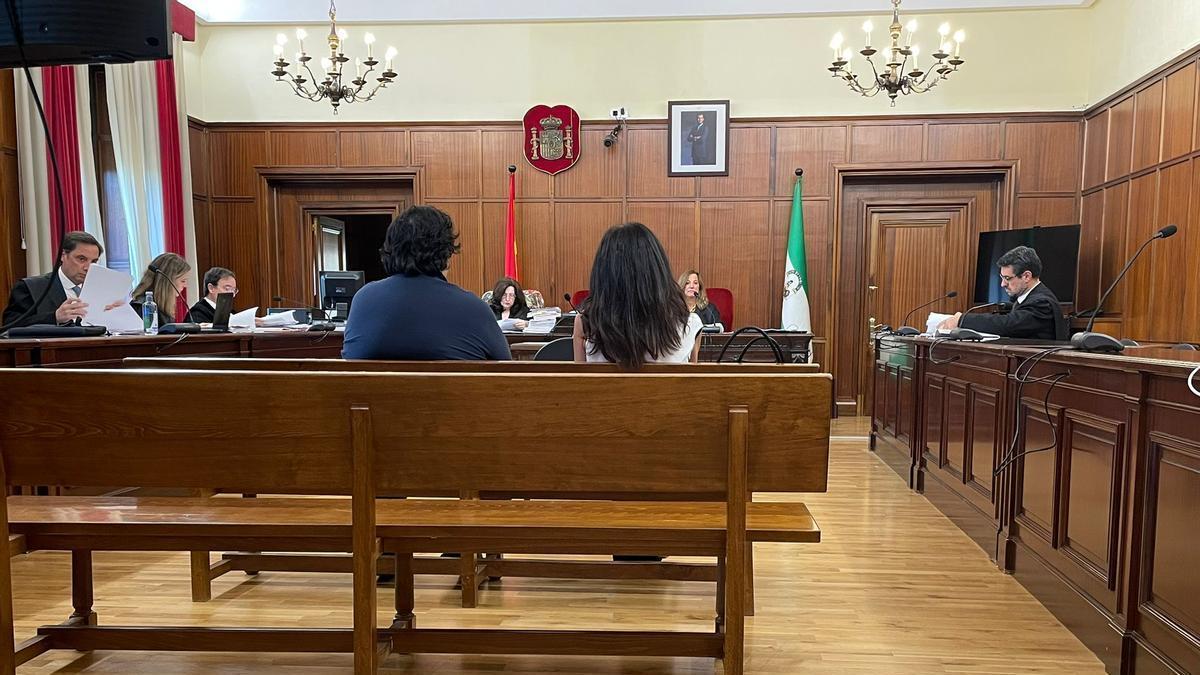 Imagen de los dos exalcaldes en el banquillo.