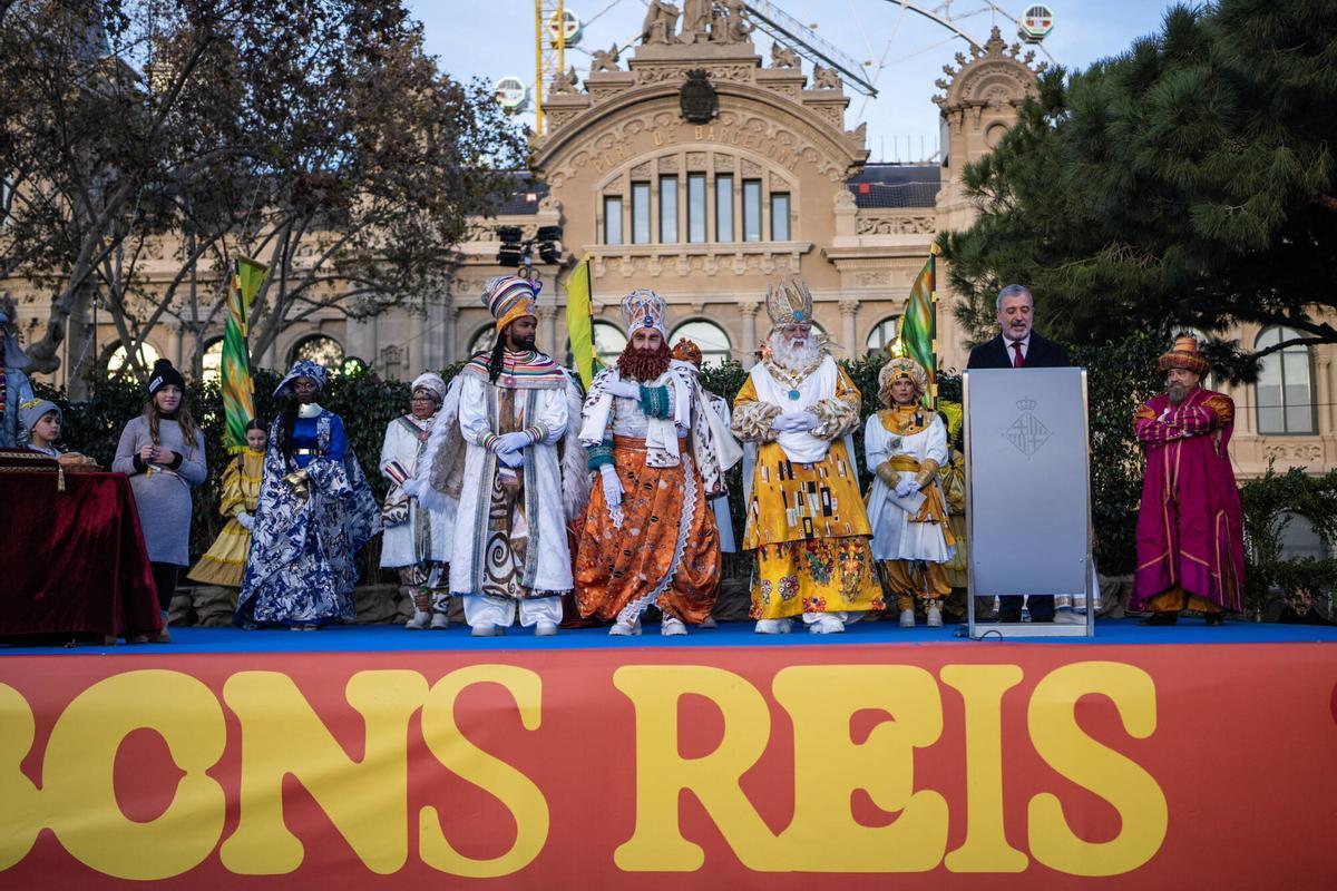 Miles de personas colman la costa de Barcelona para dar la bienvenida a los Reyes Magos
