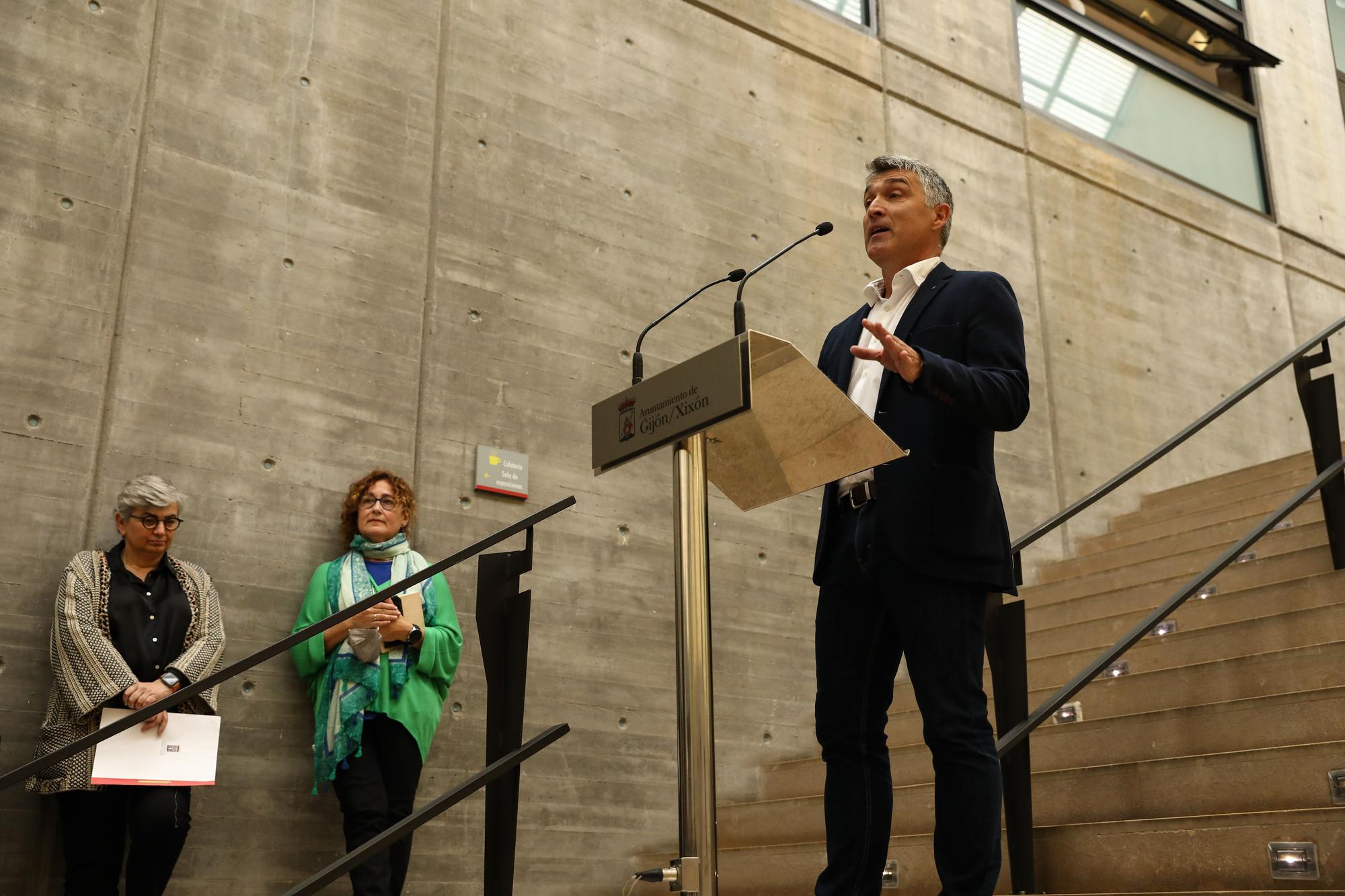 En imágenes: Homenaje a Luis Sepúlveda en la biblioteca de El Coto