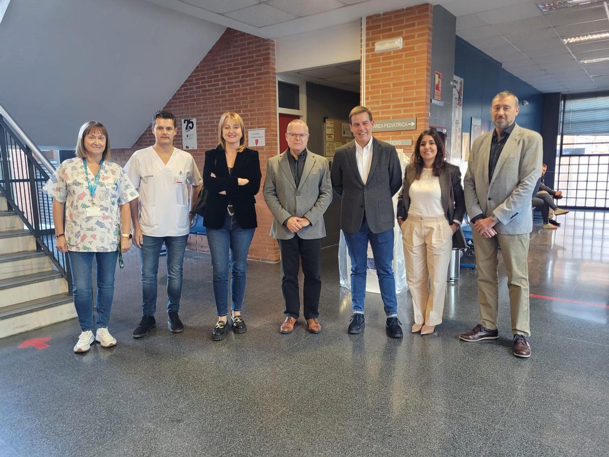 Leonardo Ezpeleta, primero por la derecha, en una visita al centro de salud de Xàtiva como director de atención primaria junto a representantes políticos y sanitarios.