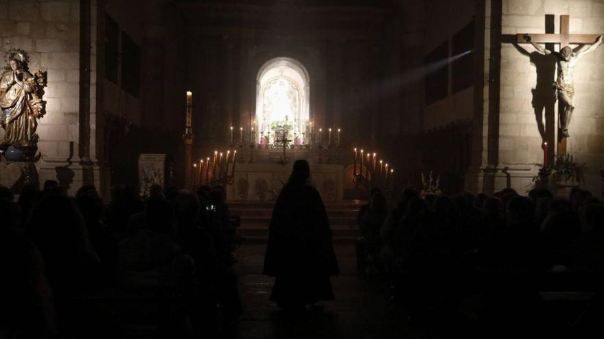 Una narradora frente a la Virgen de la Concha, en San Vicente. | Ana Burrieza