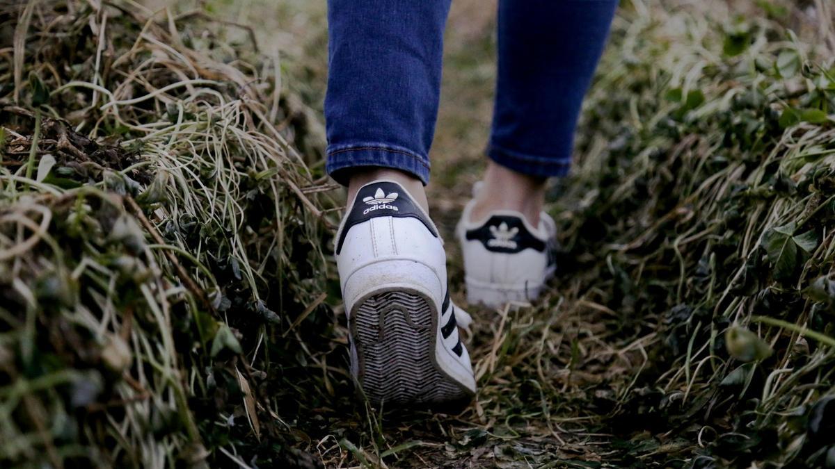 Persona que camina con calzado deportivo