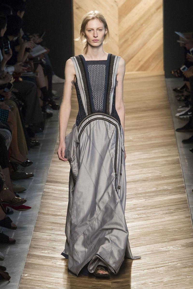 MFW: Bottega Veneta Primavera/Verano 2016, vestido gris