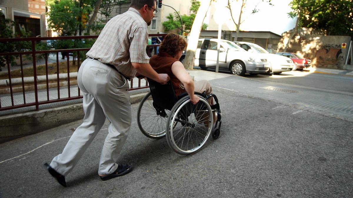 Rampa de acceso para salvar un desnivel en el barrio Arrabal de Zaragoza.