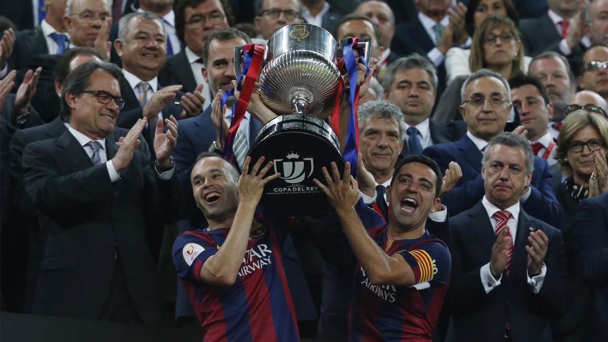 Xavi levantó su último título de Copa como capitán del Barça ante el Athletic en 2015