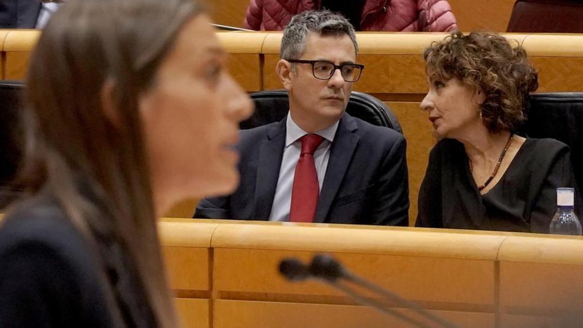 Los ministros Félix Bolaños y María Jesús Montero durante la intervención en el pleno de la portavoz de Junts, Míriam Nogueras.