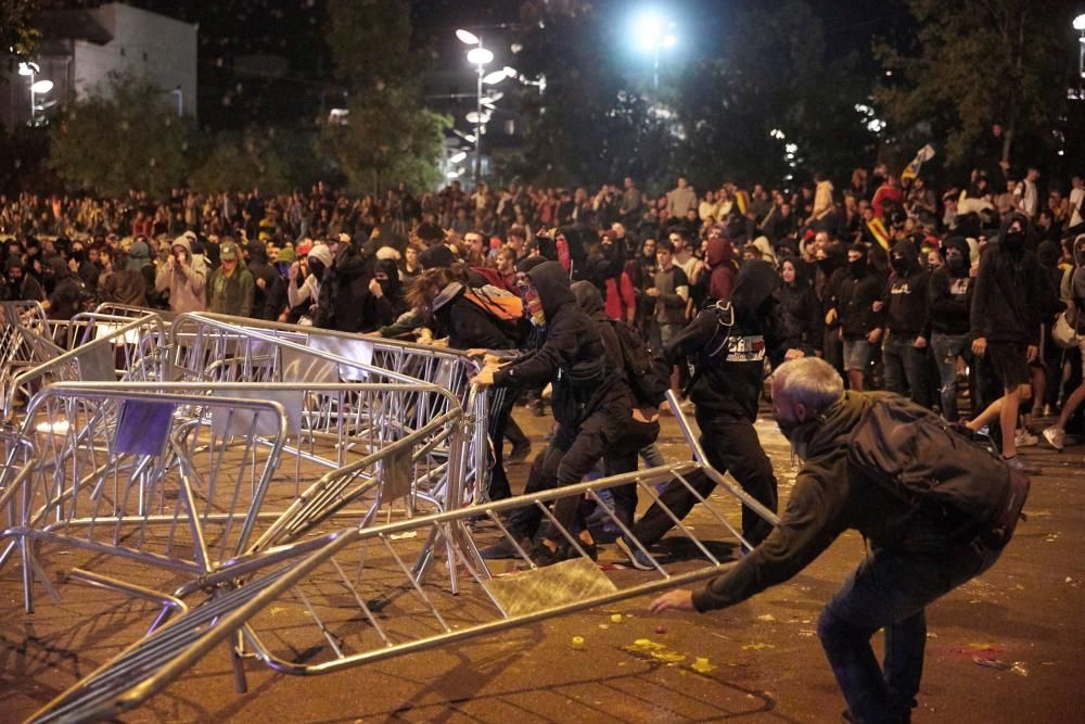 Galeria de fotos: Enfrontaments a Girona entre manifestants i policia