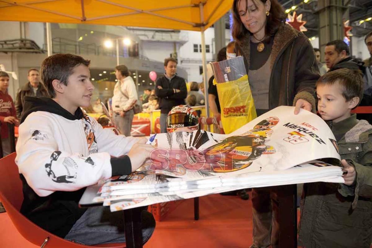 Marc Márquez firma autógrafos en el stand de Sport en la Fira de la Infància y de la Joventut de Barcelona en enero de 2009.