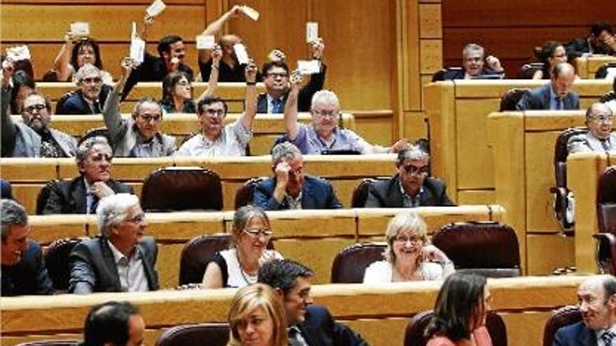 Els diputats de l&#039;Esquerra Plural voten mostrant sobres
Els diputats de l&#039;Esquerra Plural van exhibir ahir, durant la votació del ple del Congrés, sobres en els quals estava escrita la frase &quot;Govern, dimissió&quot;, en protesta per la falta d&#039;explicacions del president del Govern, Mariano Rajoy, sobre el cas Bárcenas. La protesta va tenir lloc després que al matí els onze diputats de l&#039;Esquerra Plural haguessin abandonat el ple poc després de començar la sessió per queixar-se per no poder fer preguntes de control al Govern.