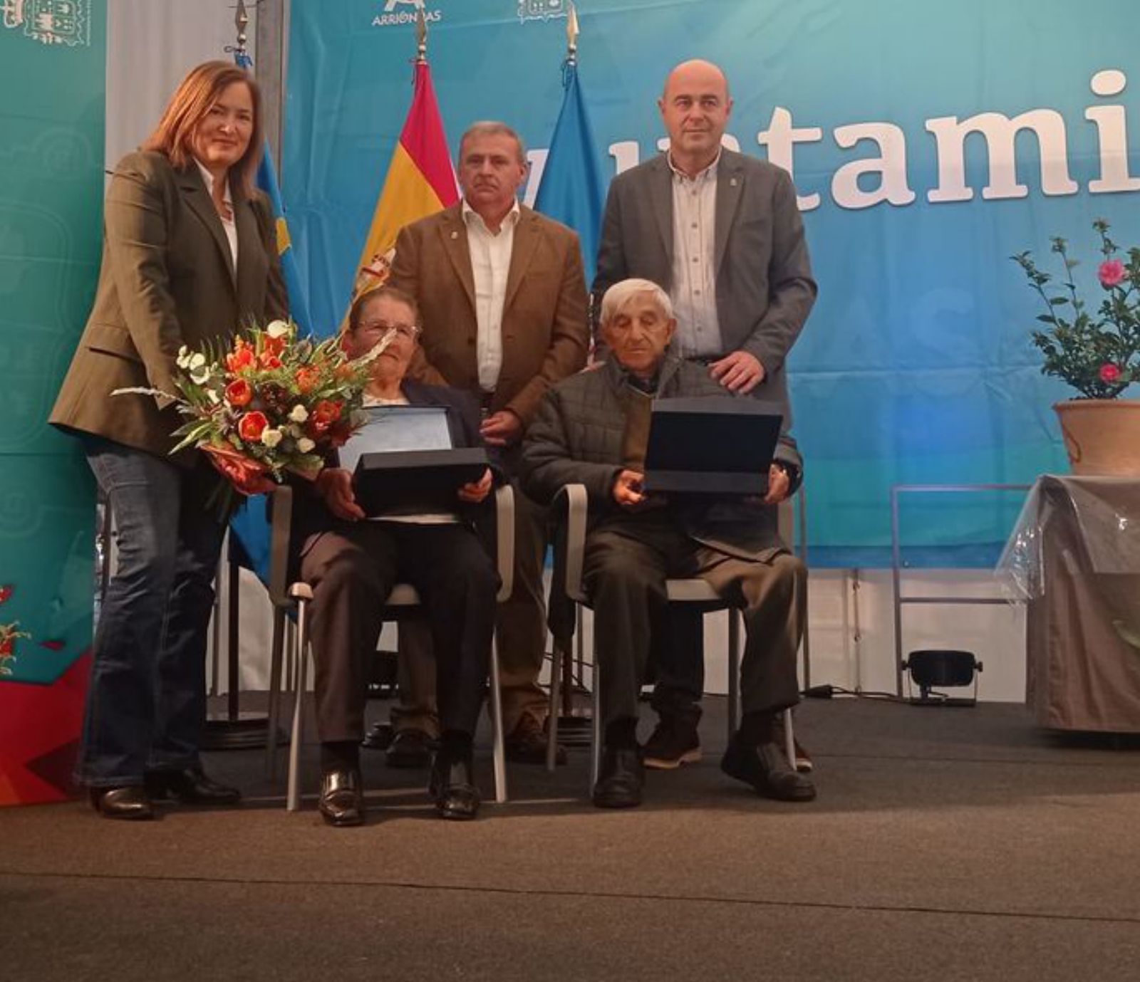 Por la izquierda, Begoña López, directora general de Desarrollo Rural; Emilio García Longo, alcalde de Parres, y Álvaro Palacios, teniente de alcalde, con María Fernández y Manuel Alonso. | J. Q.